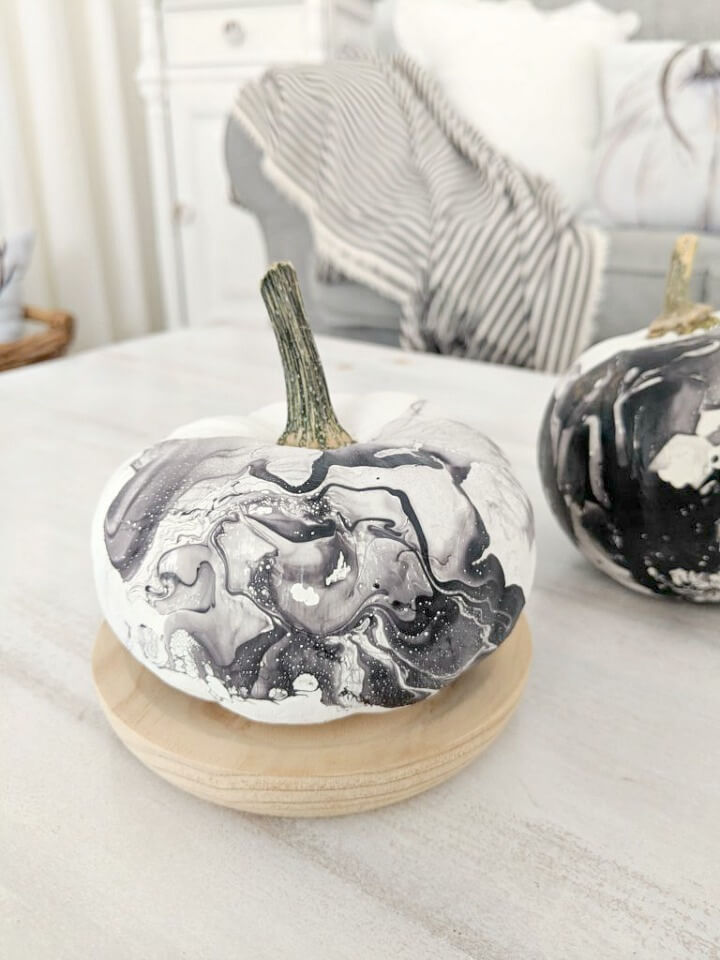 black & white marbled pumpkins northernfeeling.com