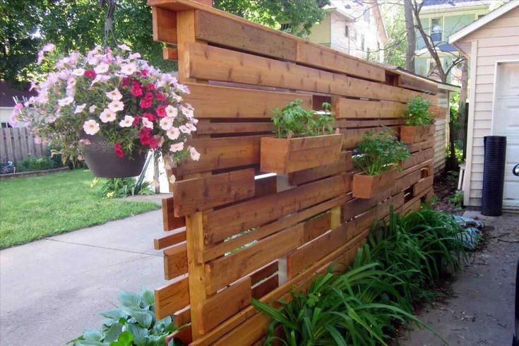 Pallet Planter Box with Privacy Screen.