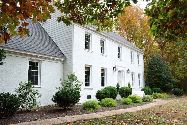 24 Classic White Houses With Black Trim Ideas You Have to Try