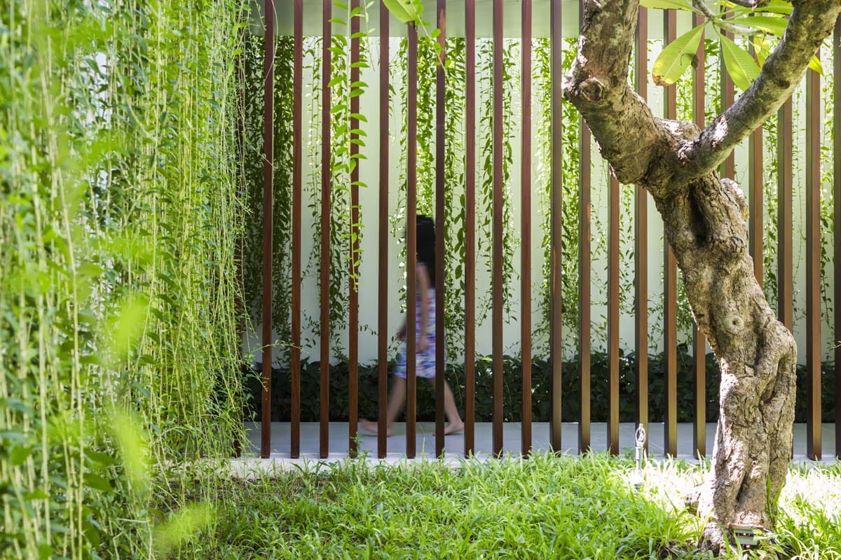 Wooden Slats & Greenery