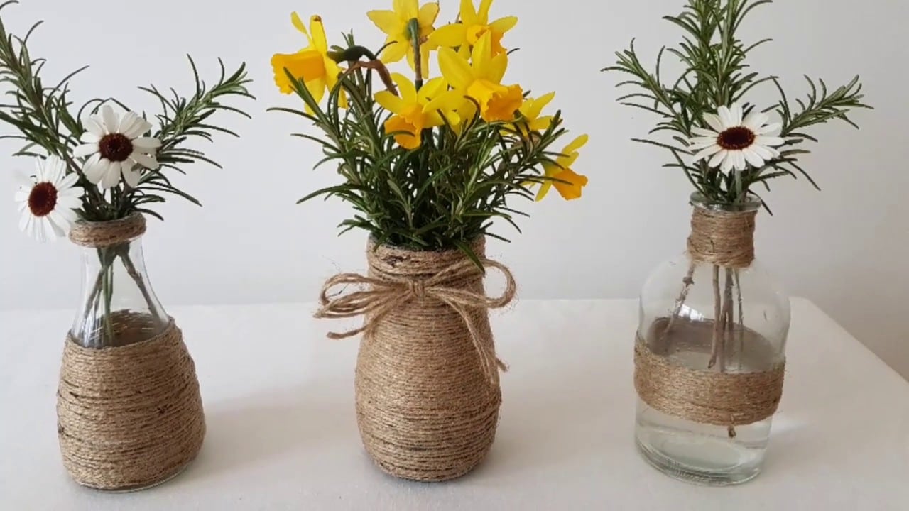 Yarn-Wrapped DIY Glass Vase