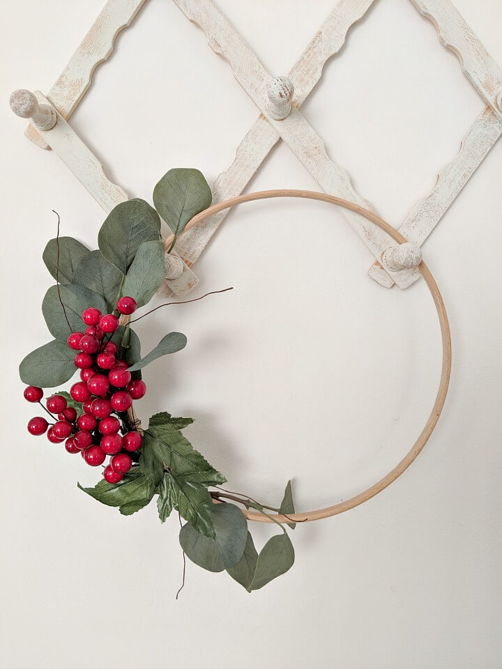 5 minute red berry minimal Holiday wreath northernfeeling.com