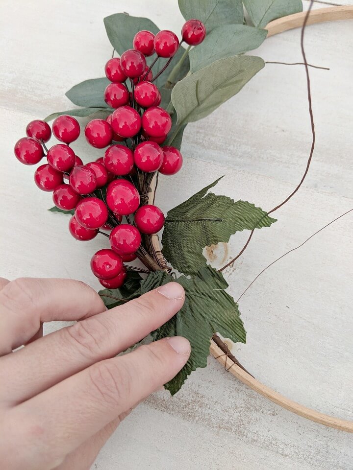 5 minute red berry minimal Holiday wreath northernfeeling.com