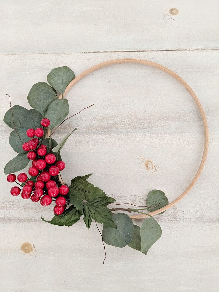 5 minute red berry minimal Holiday wreath northernfeeling.com