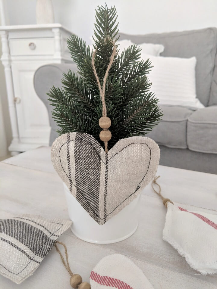 Simple DIY Farmhouse Style Fabric Holiday Ornaments northernfeeling.com