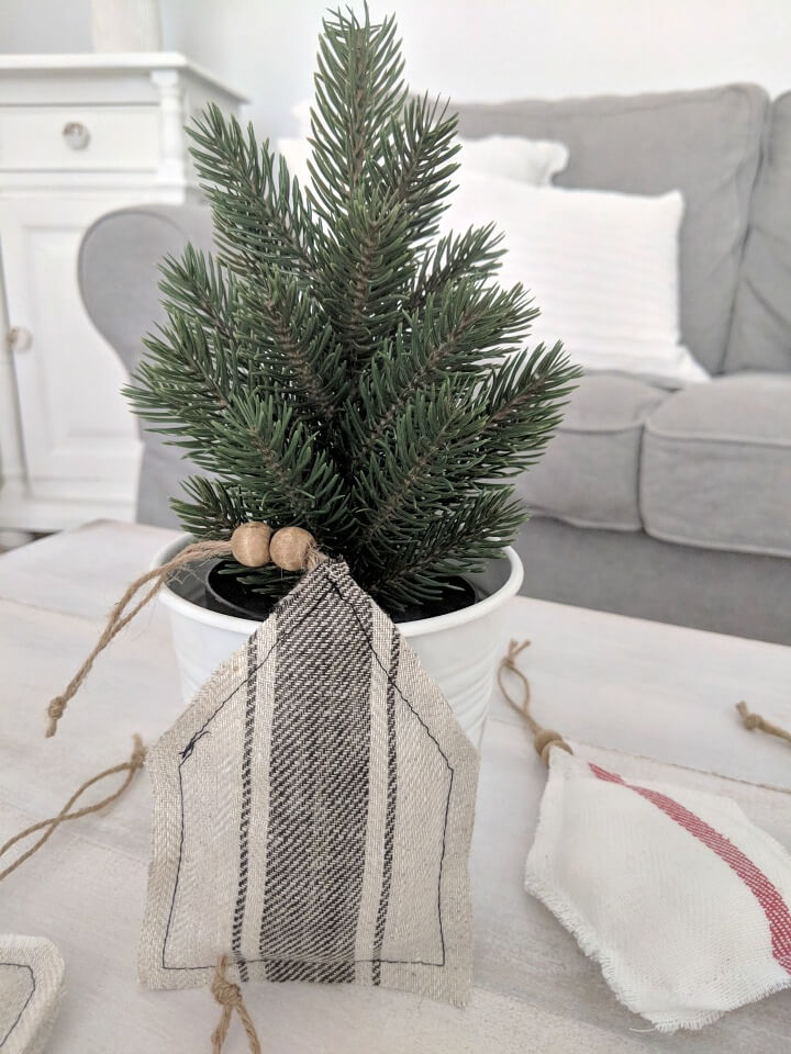 Simple DIY Farmhouse Style Fabric Holiday Ornaments northernfeeling.com