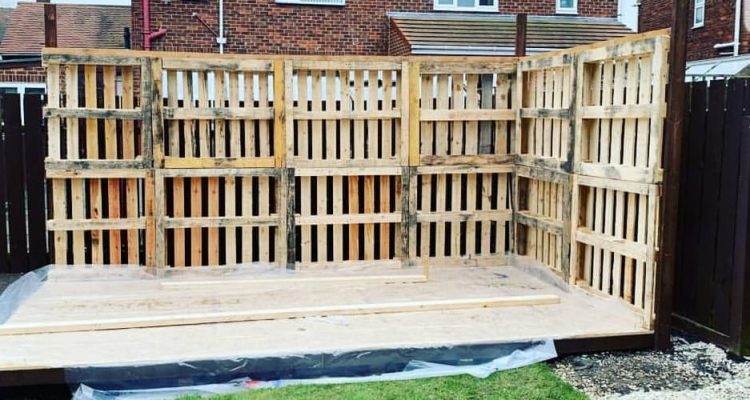 Pallet Fence Designs to Improve Your Backyard