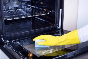 How to Tackle a Dirty Oven in Less Than 10 Minutes