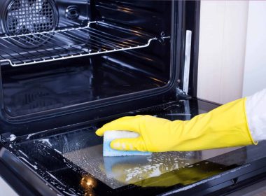 How to Tackle a Dirty Oven in Less Than 10 Minutes